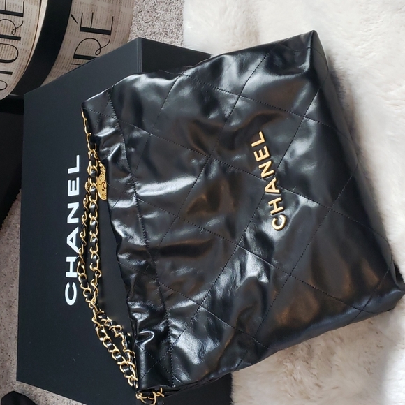 The Chanel 22 small handbag - Picture 2 of 12